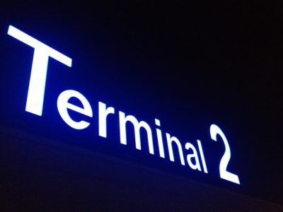空港ターミナル2のロゴ