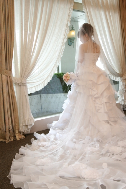 白いウエディングドレスの花嫁のうしろ姿