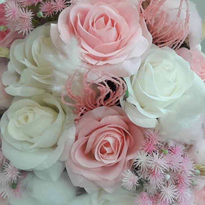 白とピンクのバラの花の盛り花
