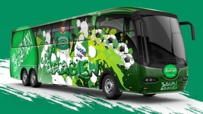サッカー選手を載せた緑色のバス