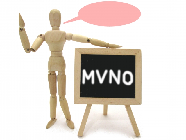 MVNO と書かれたボードのそばに木の人形が立っているイラスト