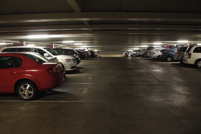 車がいっぱい止まっている地下駐車場
